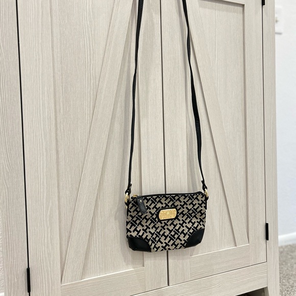 Tommy Hilfiger Crossbody wallet 💕 - Picture 5 of 5